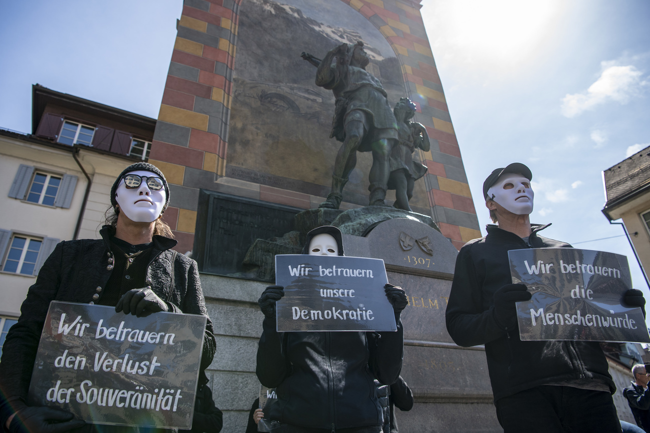 manifestanti su una piazza