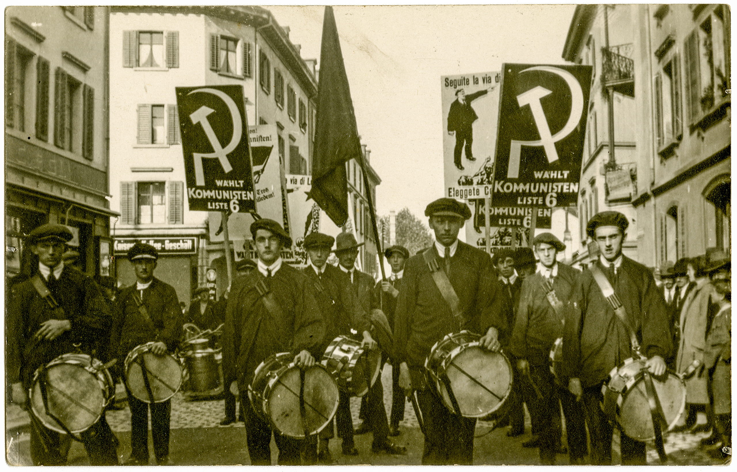 Joueurs de tambour avec des drapeaux communistes.