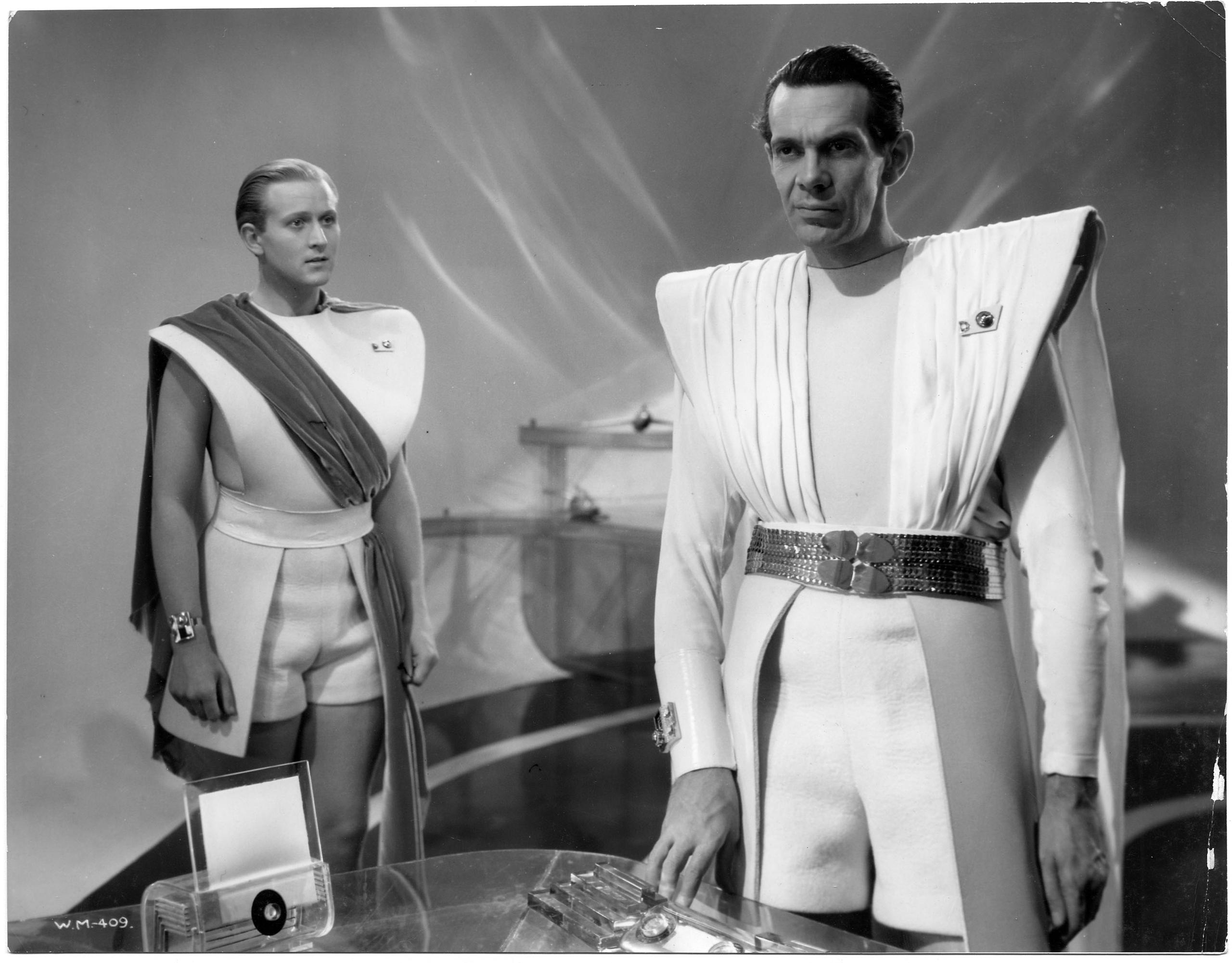 Zwei Männer in futuristischen Kleidern