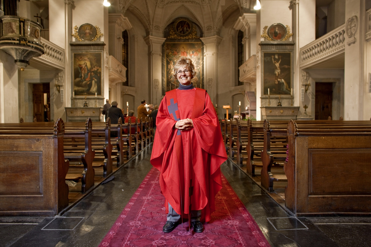 Femme prêtre dans son église