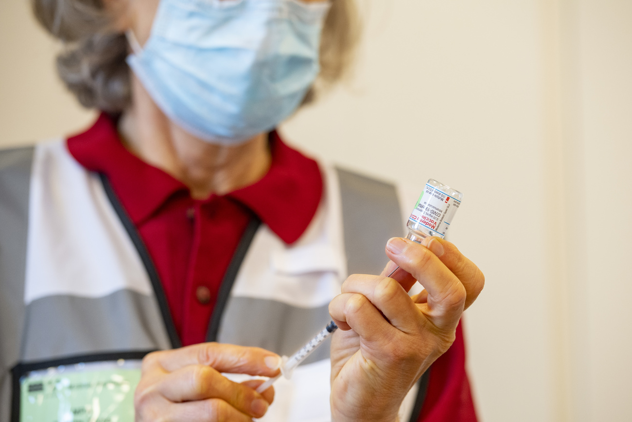 Un vaccin Moderna prêt à être administré.