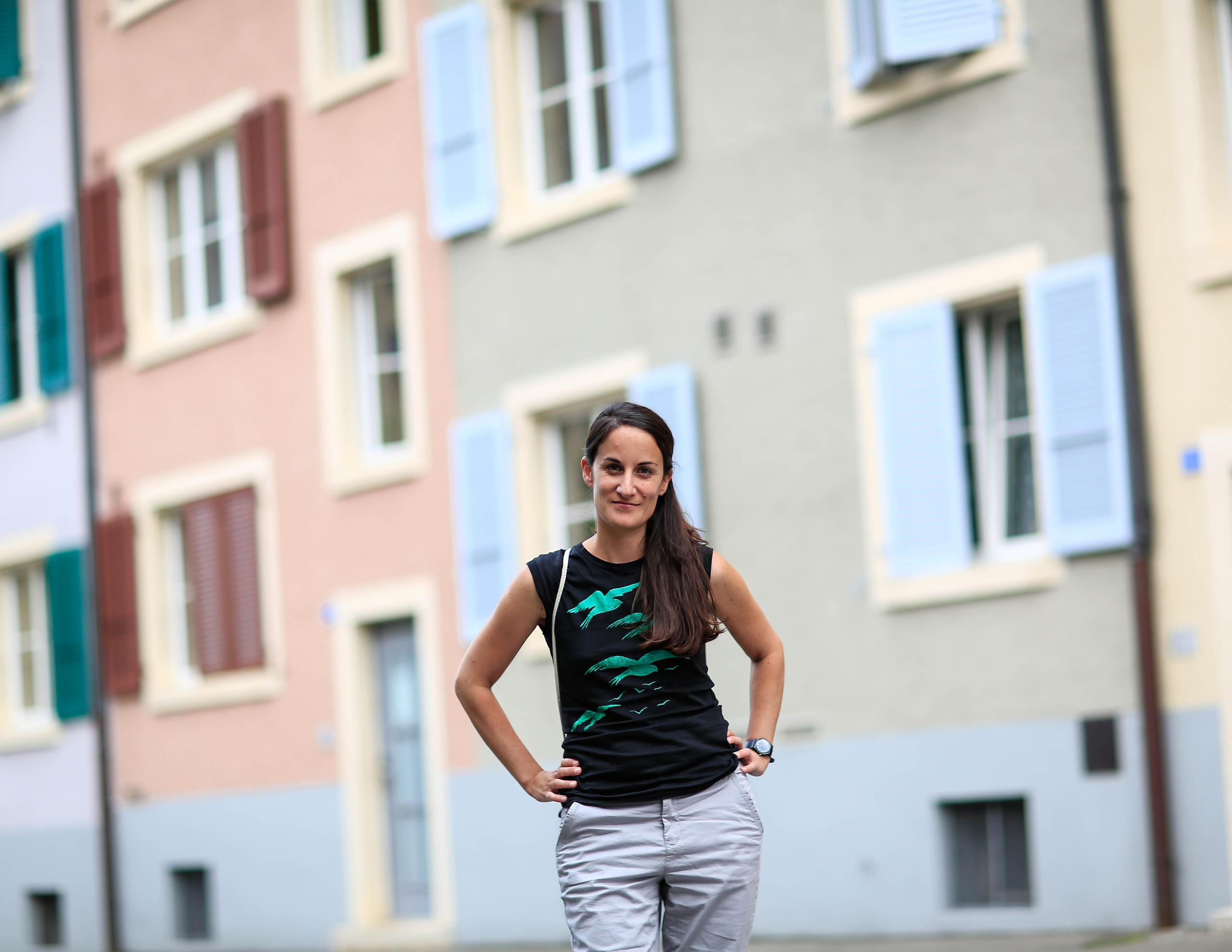 Femme posant dans une rue.