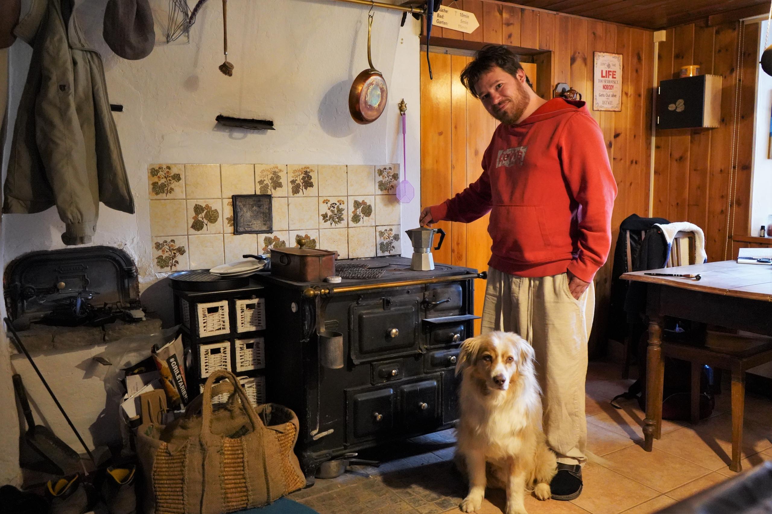 Yanick Iseli con su perra Xo, en la cocina.
