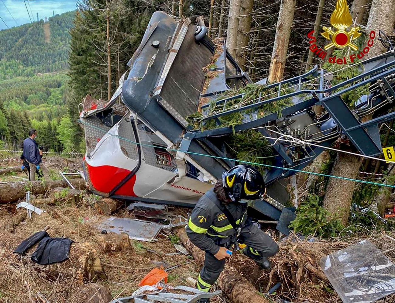 La cabina completamente distrutta della funivia del Mottarone.