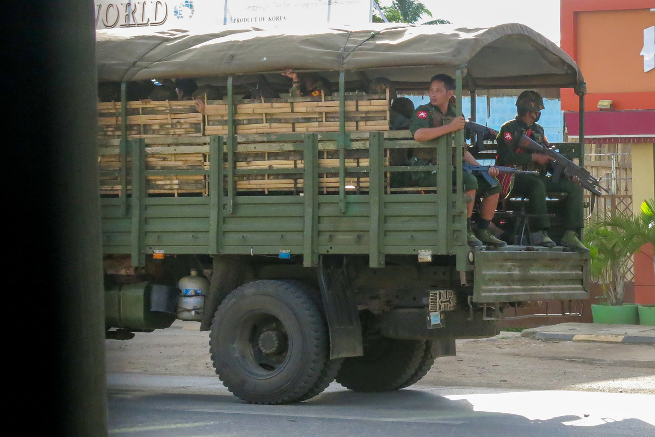 Patrulla militar en Myanmar