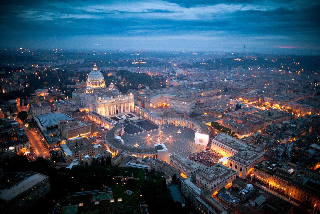 Lo stato del Vaticano visto dall alto di notte con tutte le luci