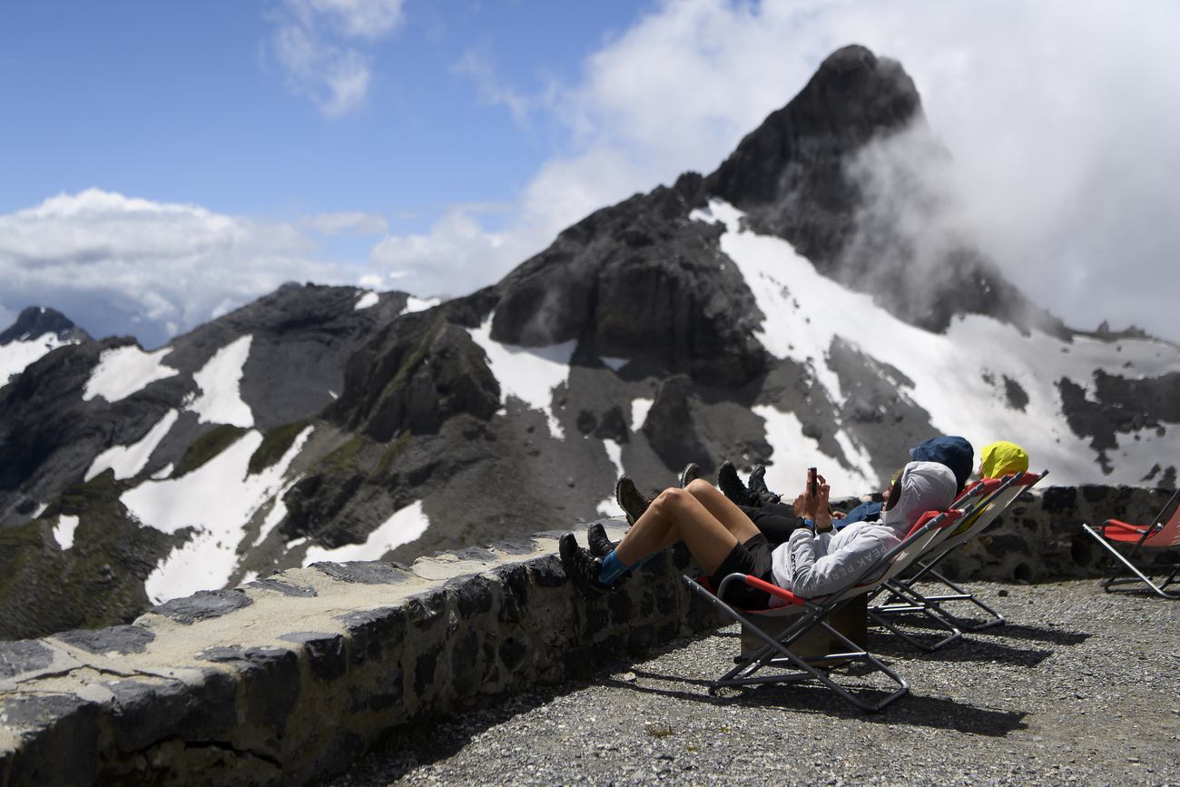 Personas en una terraza con vista a las montañas