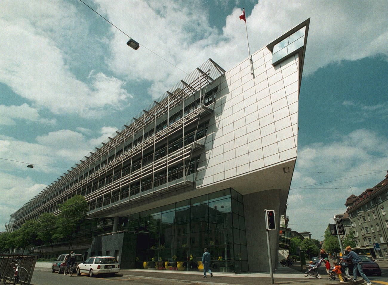 Vista dal basso di edificio moderno ad angolo acuto, in una foto che si intuisce degli anni Ottanta