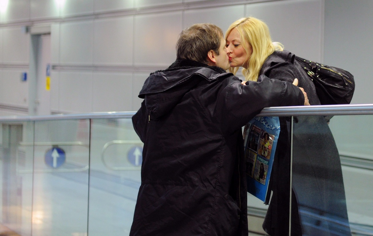 Coppia si saluta in aeroporto.