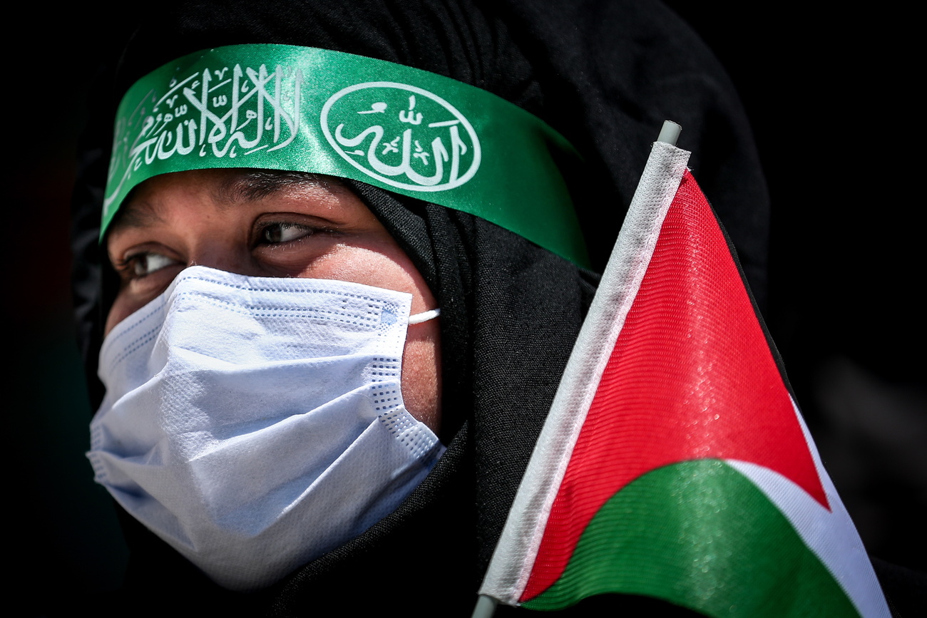 une jeune-femme porte un bandeau du hamas