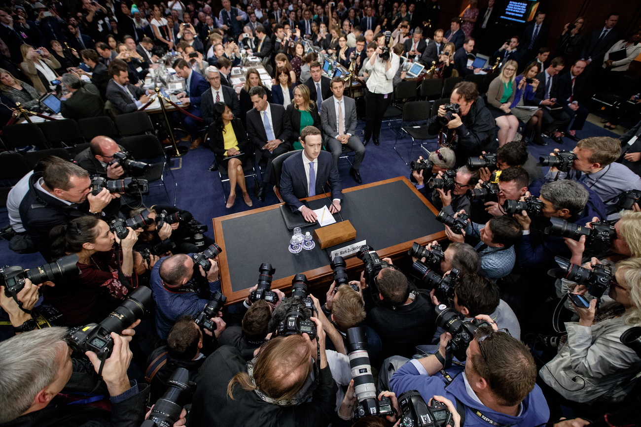 Mark Zuckerberg rodeado de fotógrafos en el Congreso de Estados Unidos