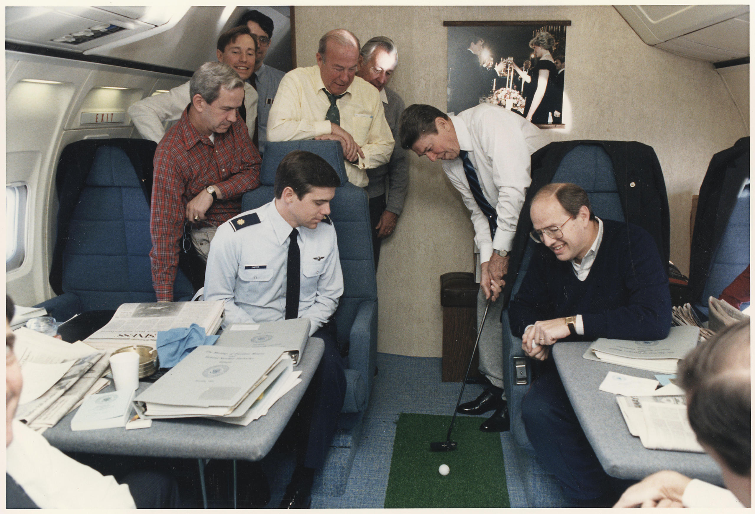 大統領専用機内でゴルフのパターの練習をするレーガン大統領