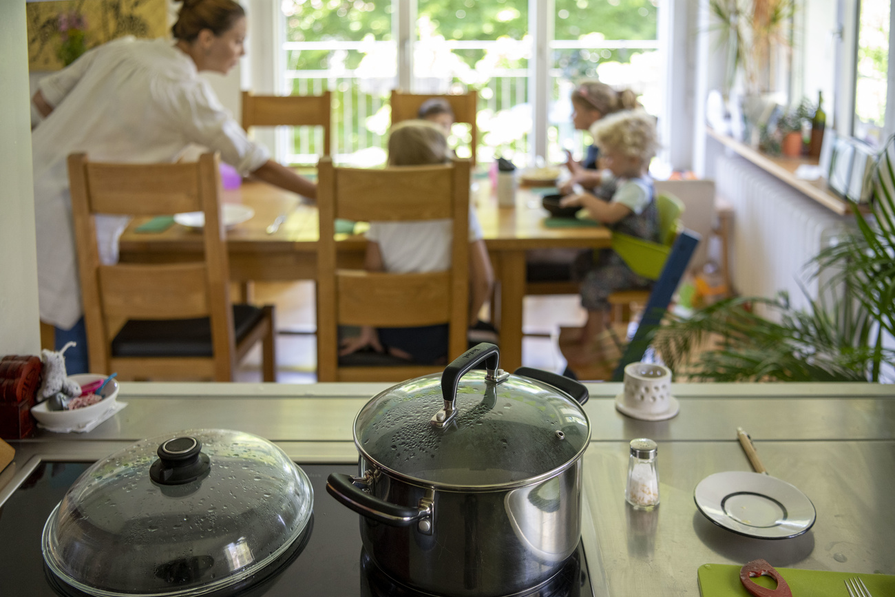 Una donna in casa con i suoi bambini