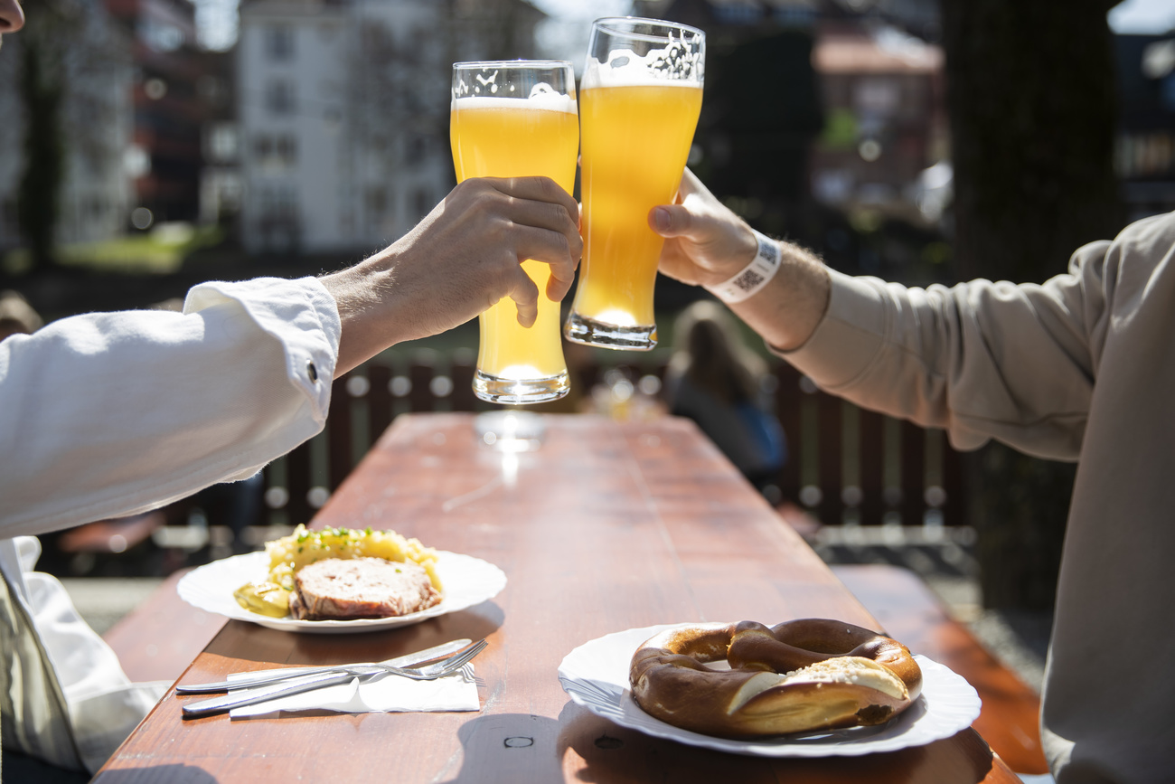 Consumatori di birra in un ristorante