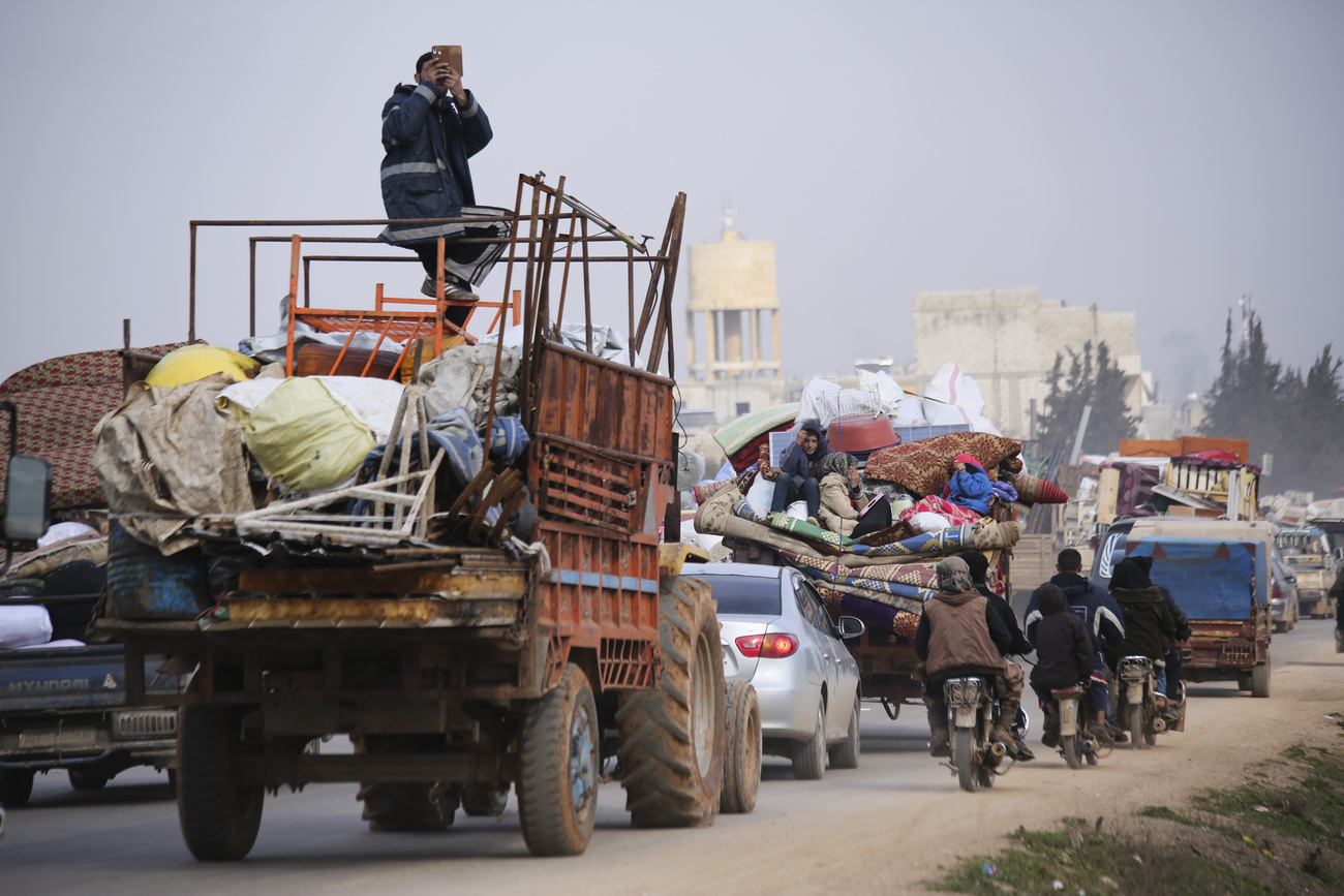 Refugees in Syria fleeing in cars