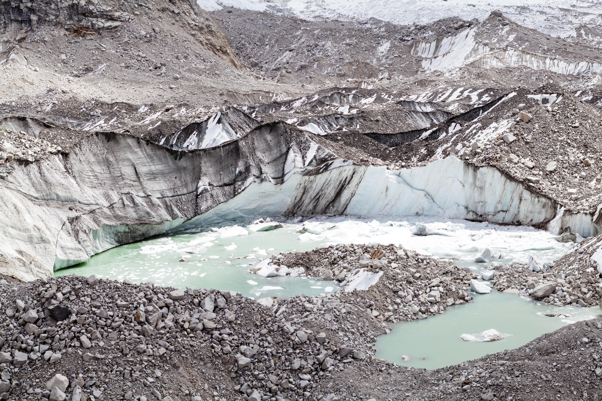 Glaciar cubierto de escombros