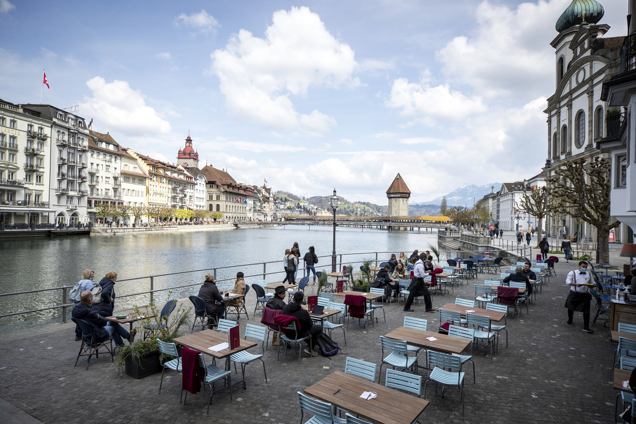 terrazas de restaurantes al borde de un lago