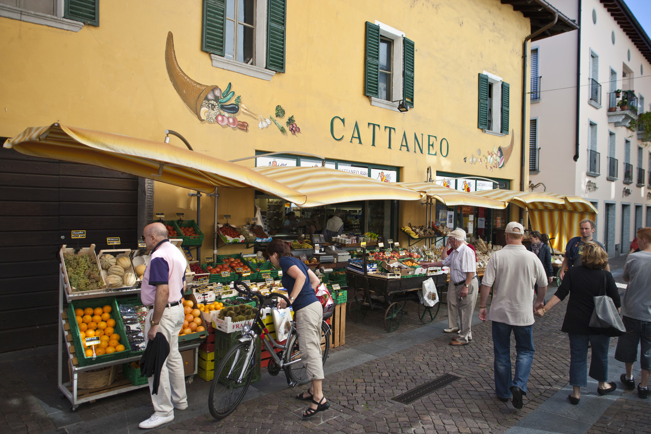 Frutta e verdura esposta in un negozio di Ascona