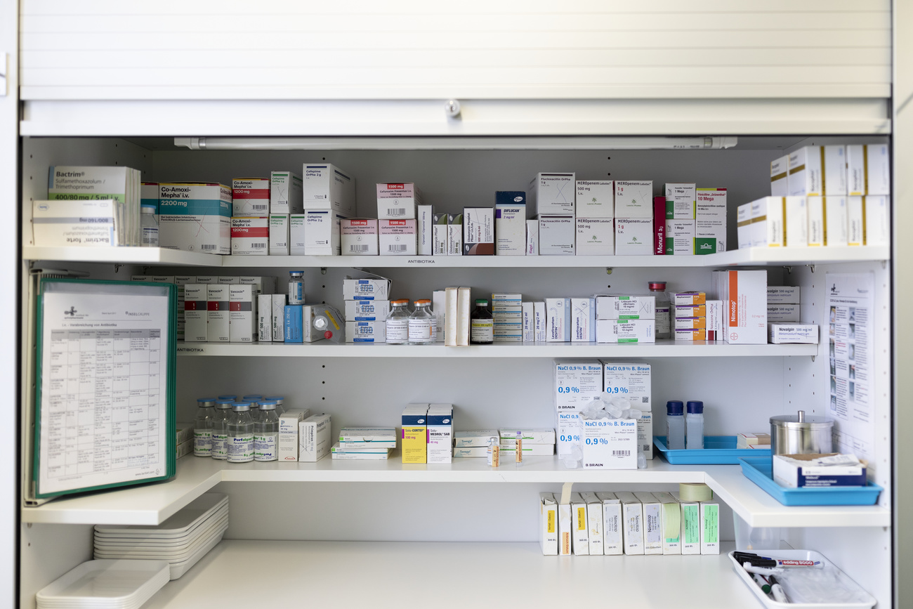 Armadietto con sportello scorrevole aperto, si vede un campionario di medicamenti