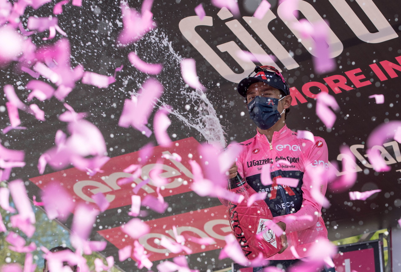 L attuale maglia rosa Bernal festeggia la su riconferma.