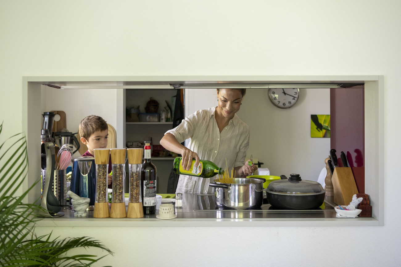 Anche in cucina sono le donne a darsi da fare maggiormente