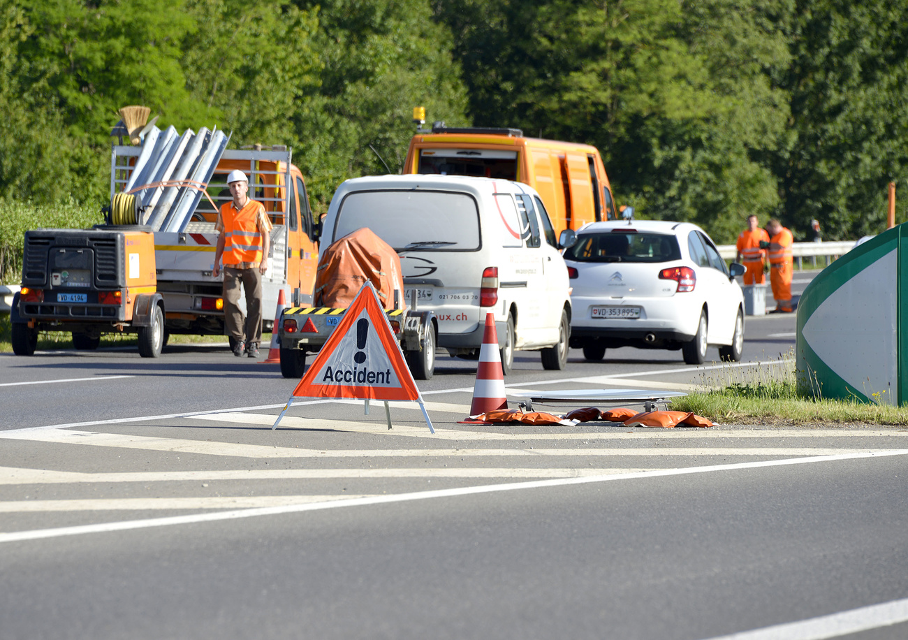 I soccorsi giunti sul luogo di un incidente stradale.
