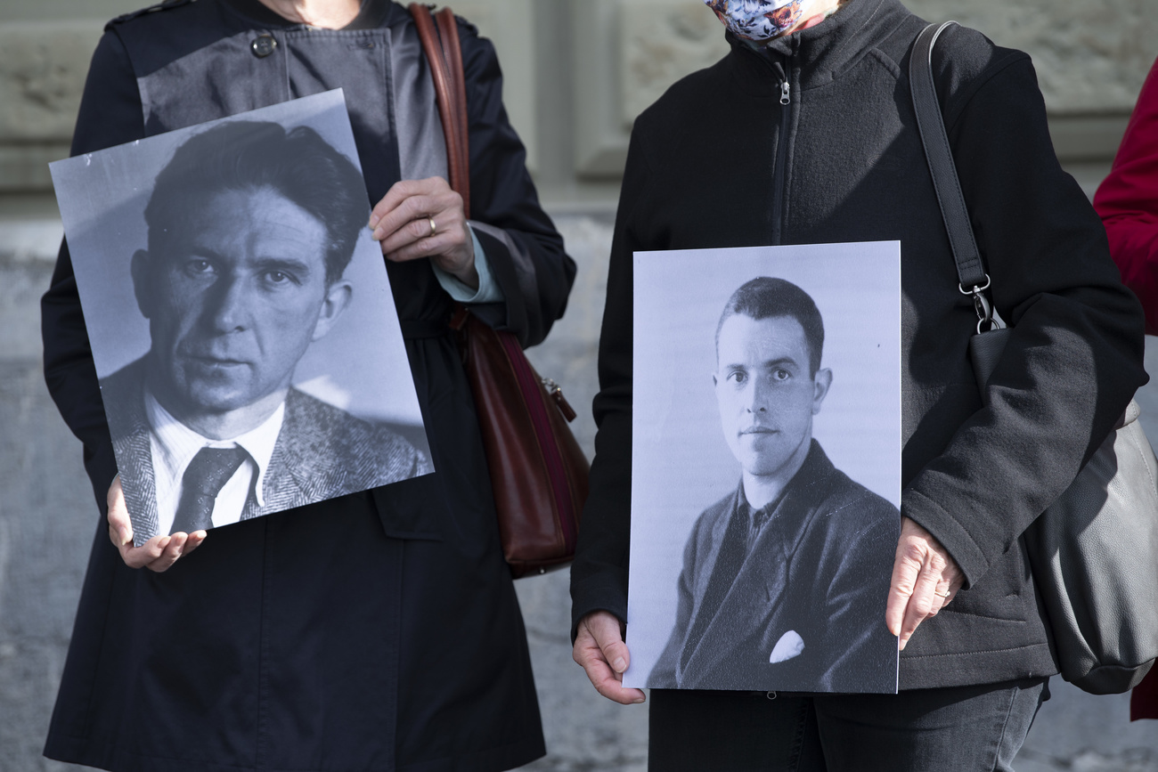 Personnes portant des photos de victimes du nazisme.