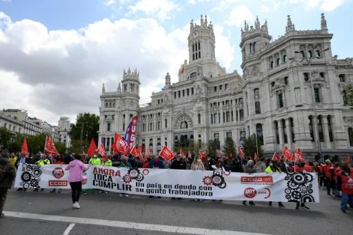 Miles de personas celebran en las calles el 1 de Mayo en España - SWI ...