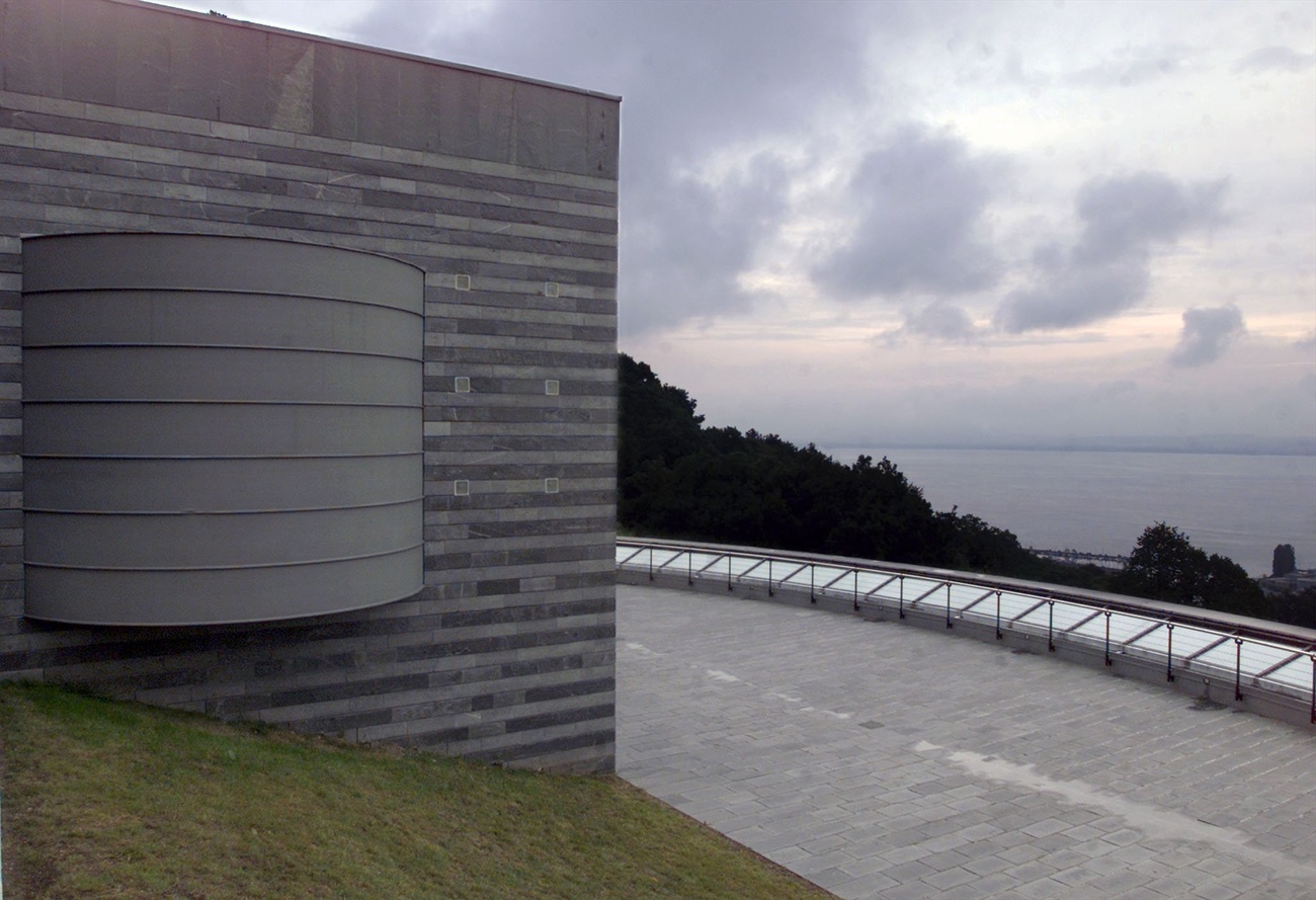 Vista parziale sul centro Dürrenatt e del lago di Neuchâtel sullo sfondo.