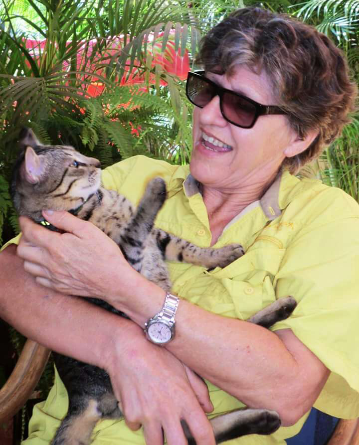 donna con in braccio un gatto
