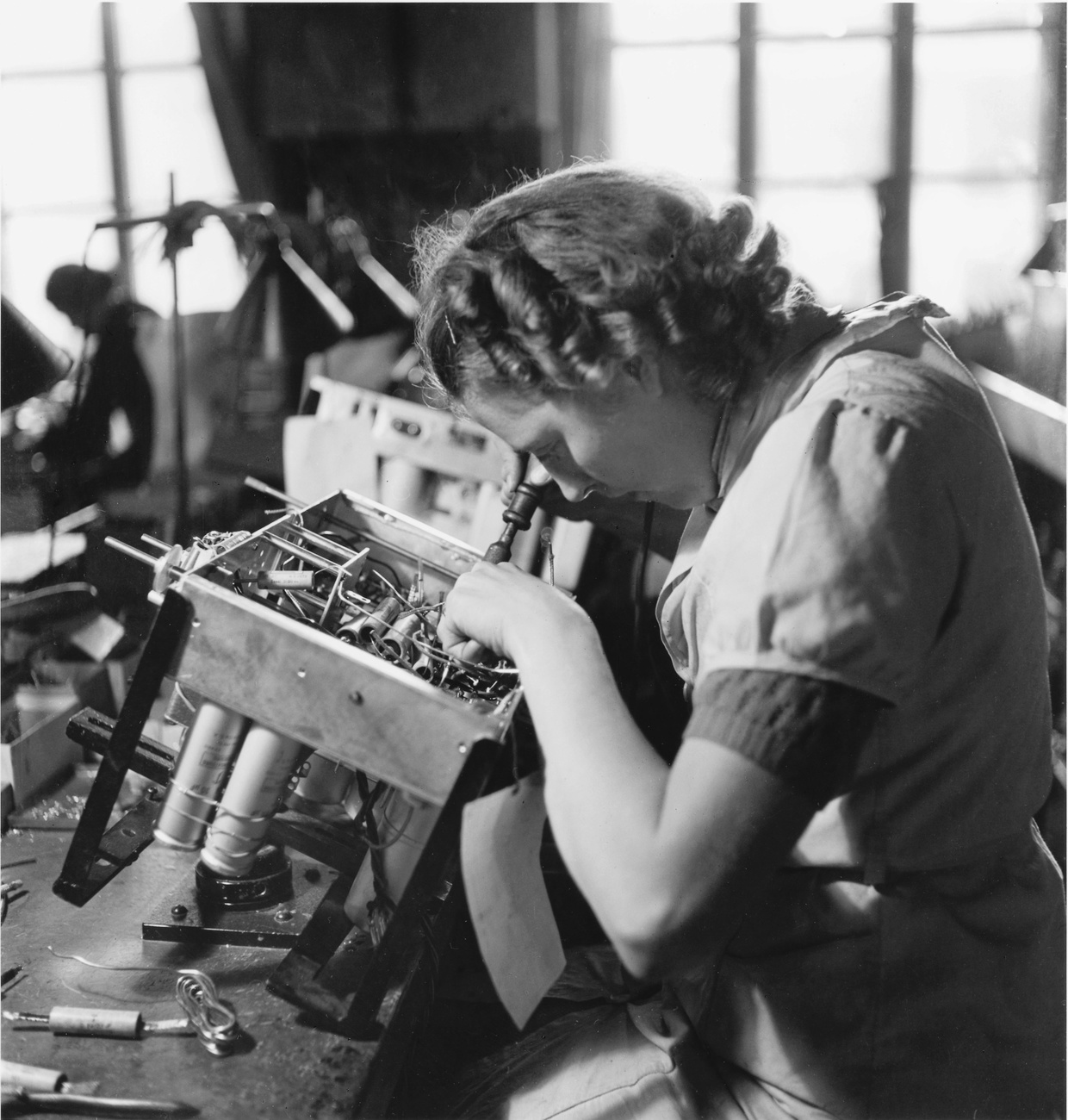 1938年，沃州Thorens de Sainte-Croix生產駐地的一名製錶工正在工作。