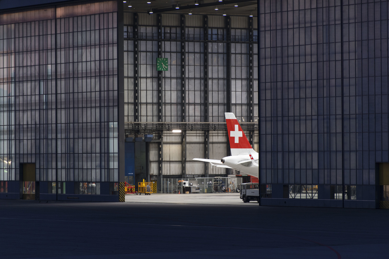 cola de un avión de SWISS en un hangar