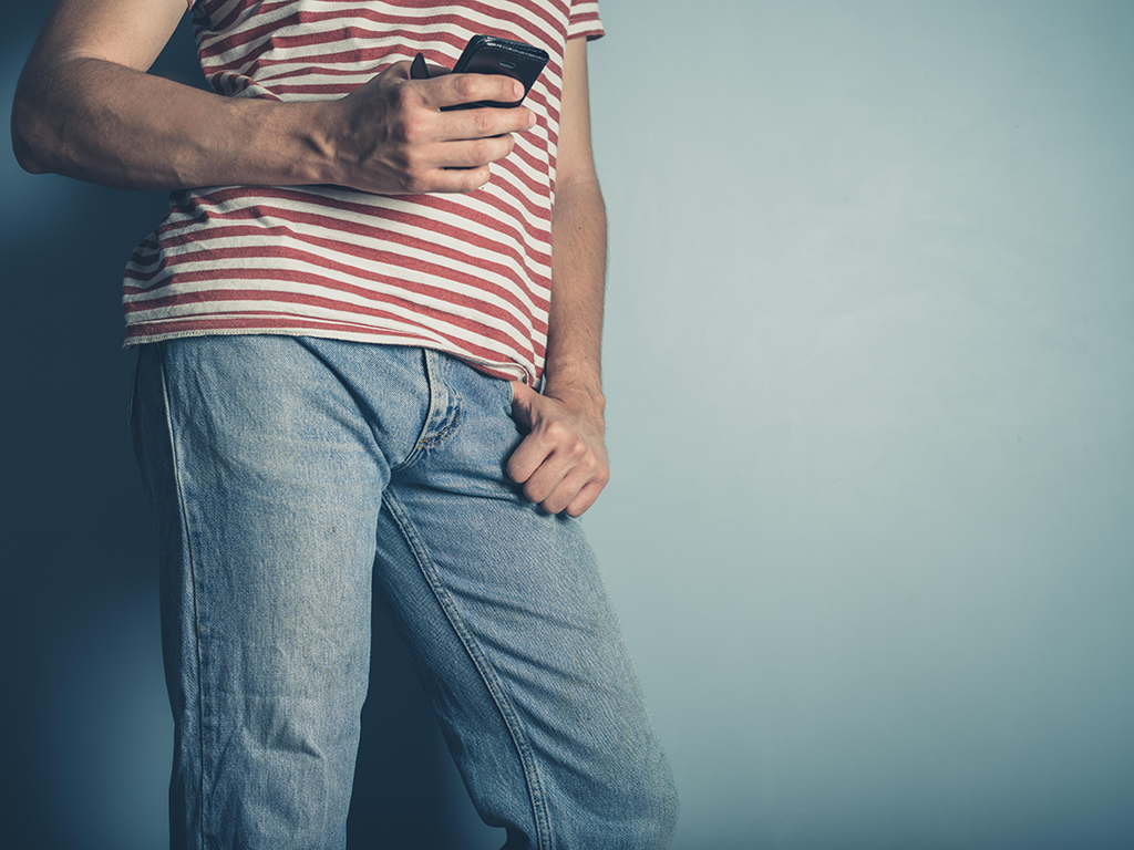 un jeune homme avec son téléphone