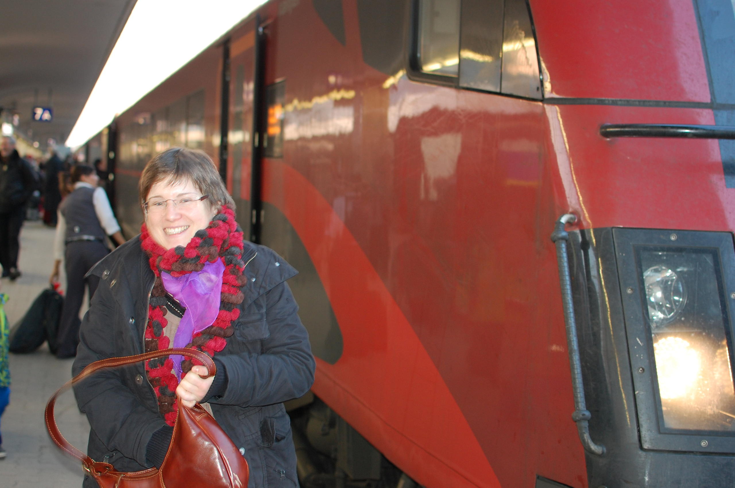 Femme posant devant une locomotive