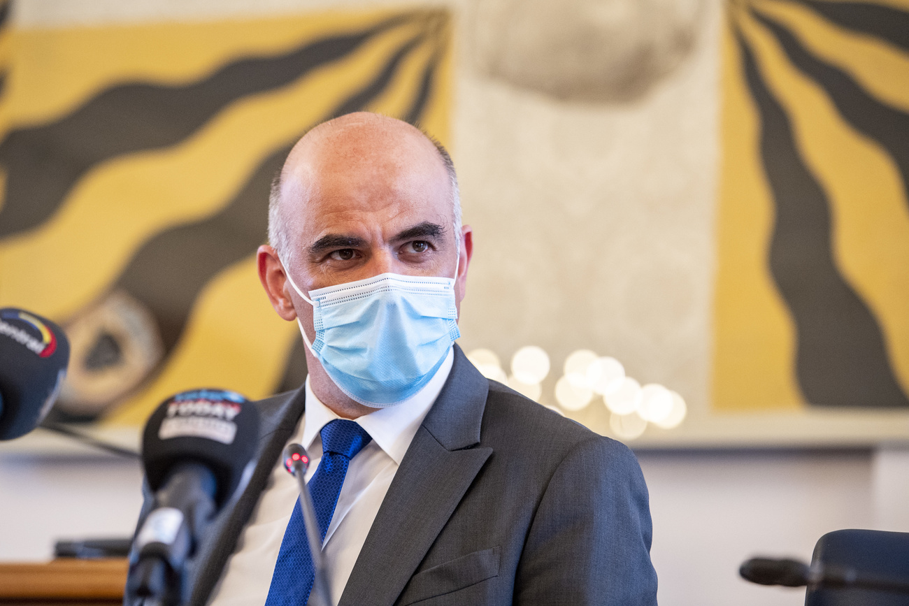 Primo piano di Alain Berset al pulpito di quella che si intuisce essere una sala di Gran Consiglio