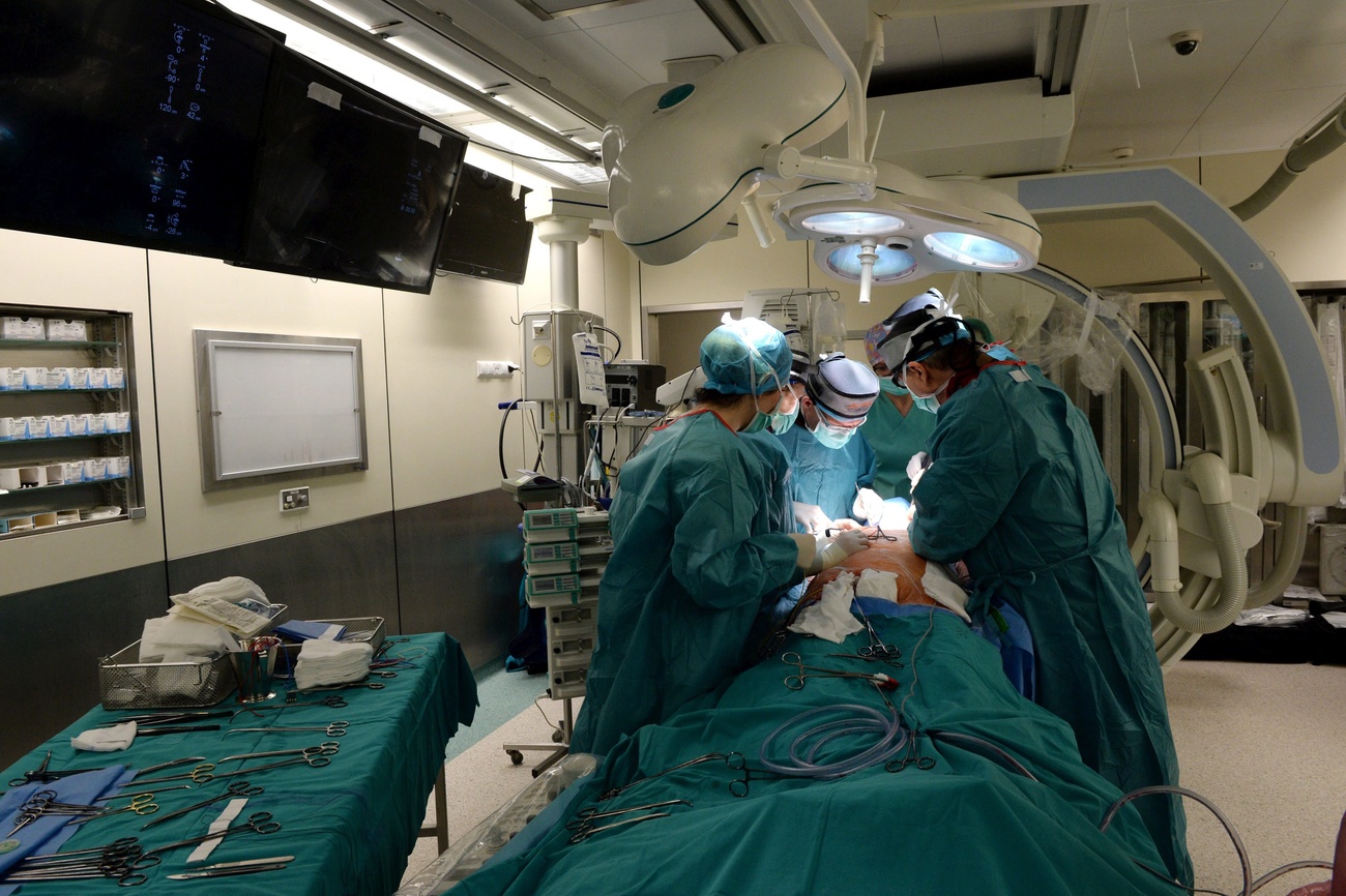 Un équipe medica esegue un trapianto.