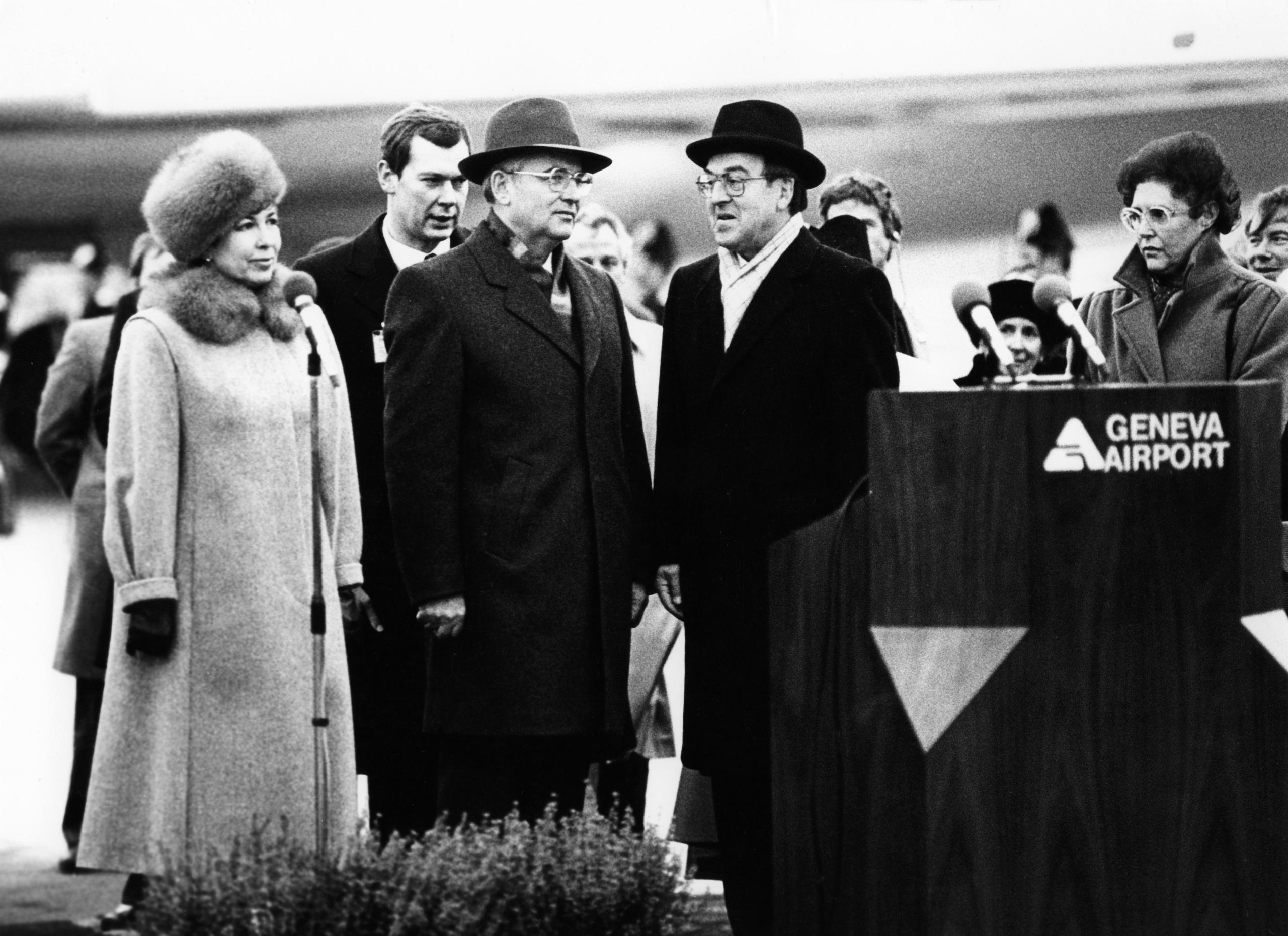 Gorbachov en el aeropuerto de Ginebra