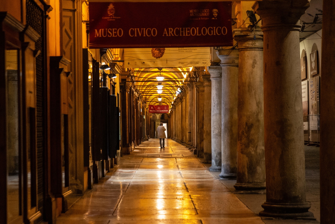 vista notturna dei portici di bologna