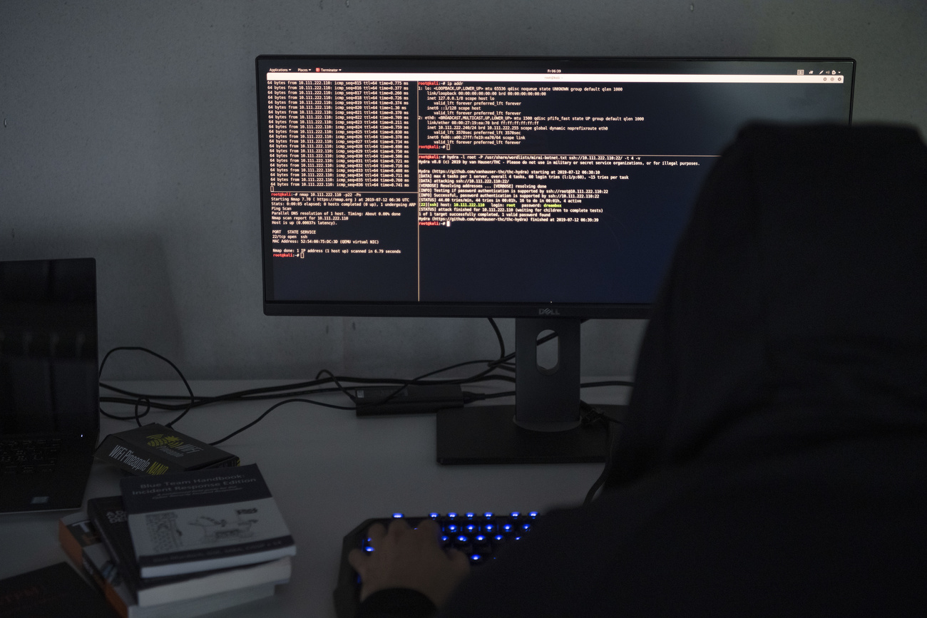Un immagine simbolica di un hacker davanti a un computer.