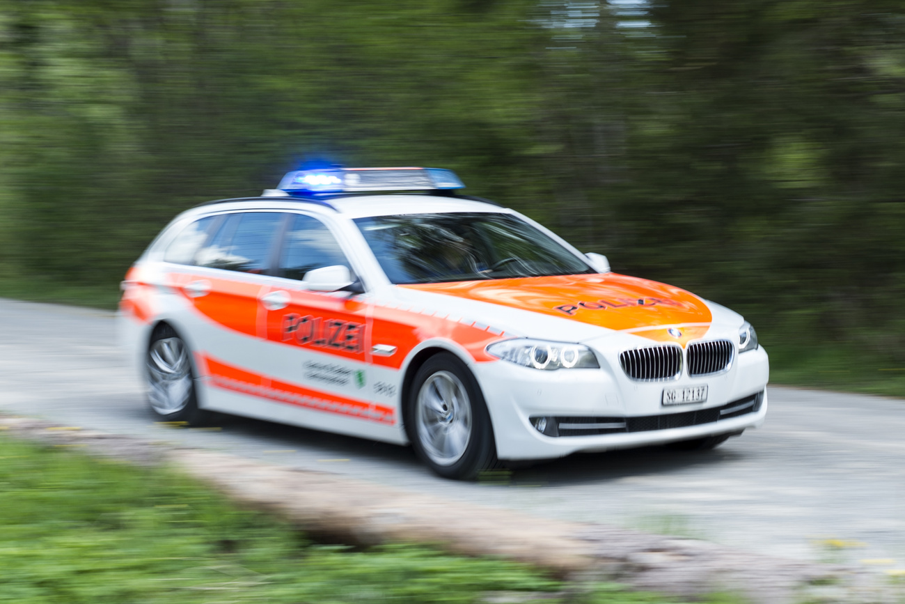 Una vettura della polizia di San Gallo su una stradina di campagna.