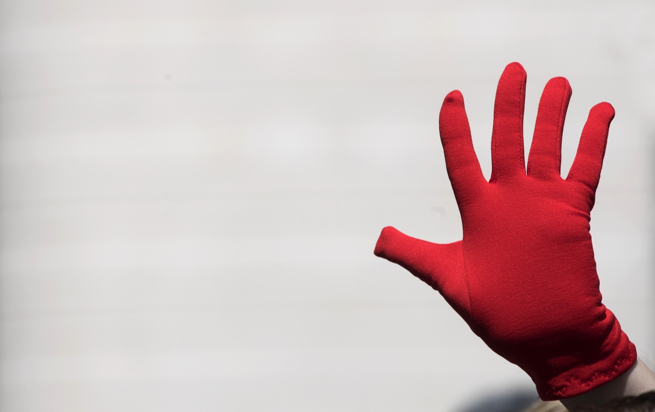 Una mano con un guanto rosso,.