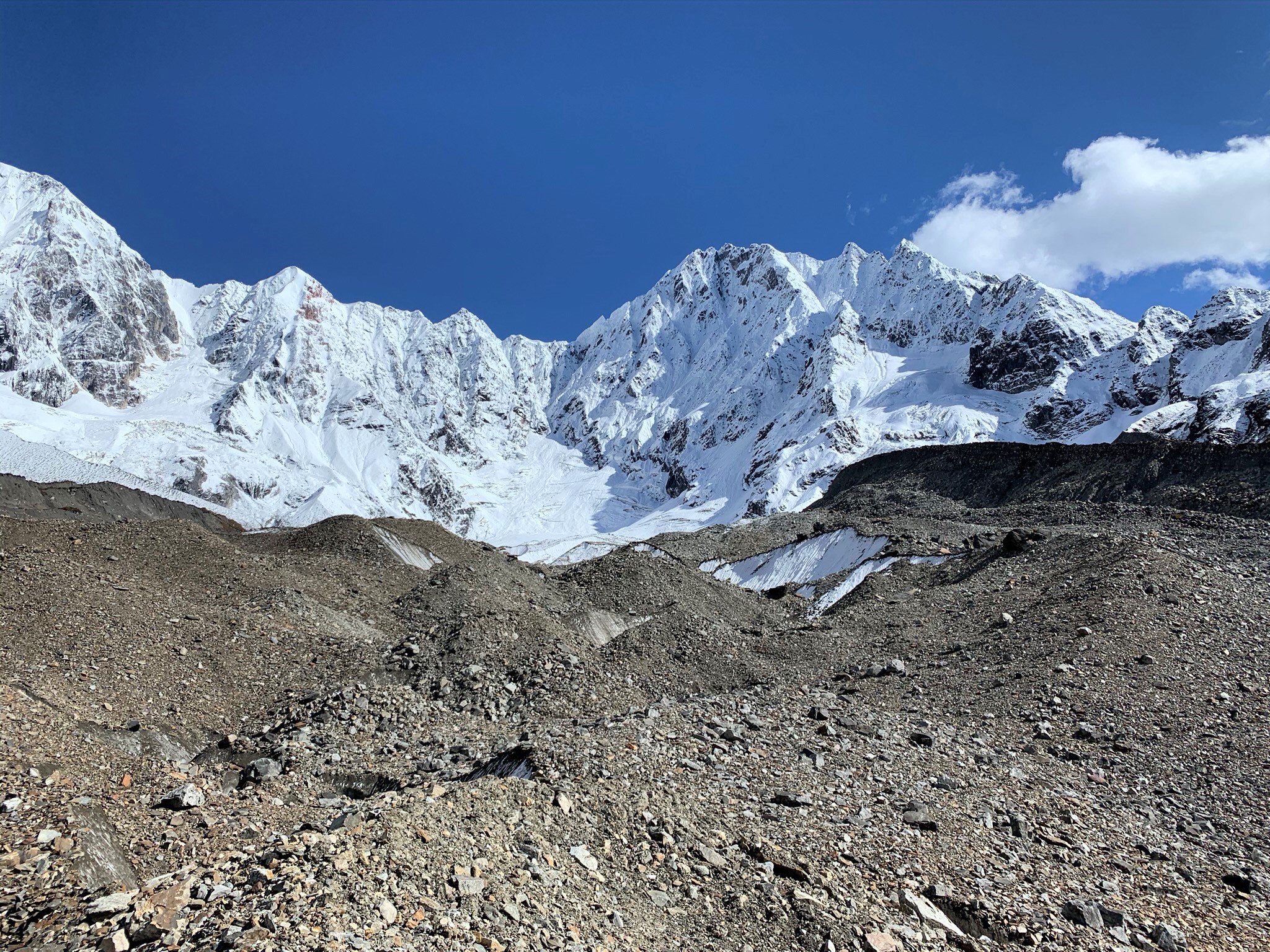 Glaciar cubierto de escombros