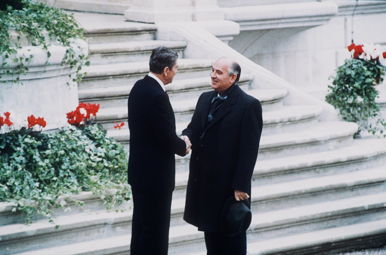握手を交わすレーガン大統領とゴルバチョフ書記長