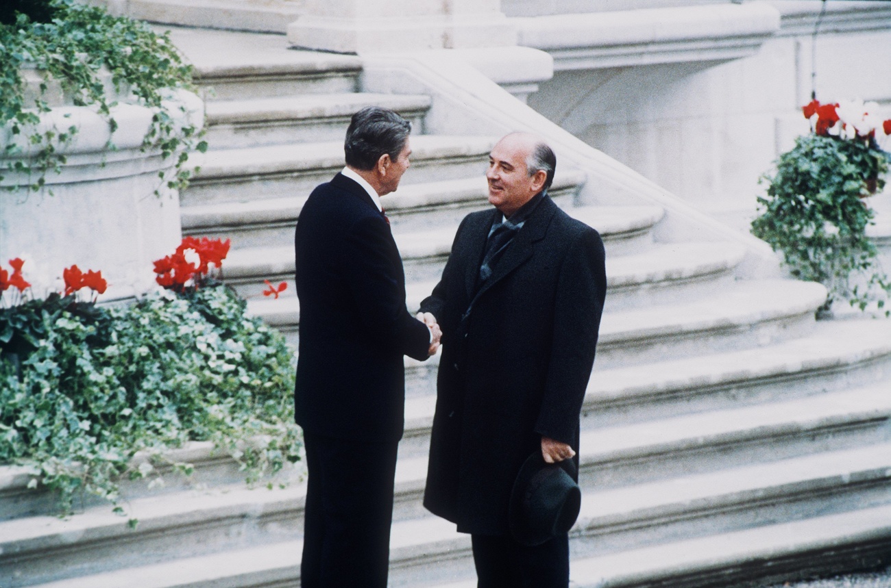 Gorbachev Reagan se dan la mano