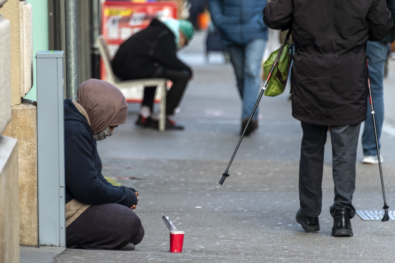 Una donna che chiede l elemosina per le strade di Basilea.