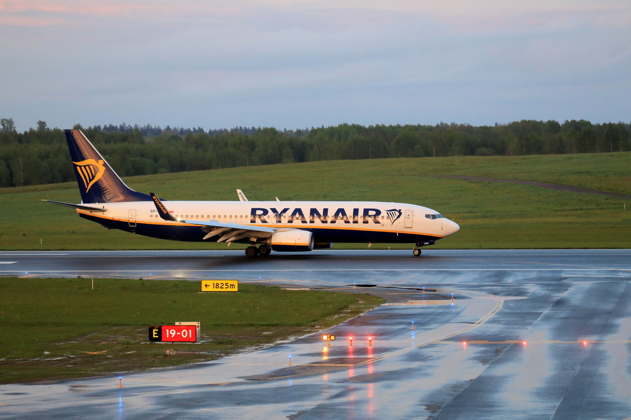 Il Boeing 737-800 di Ryanair appena atterrato a Vilnius dopo lo stop forzato in Bielorussia.