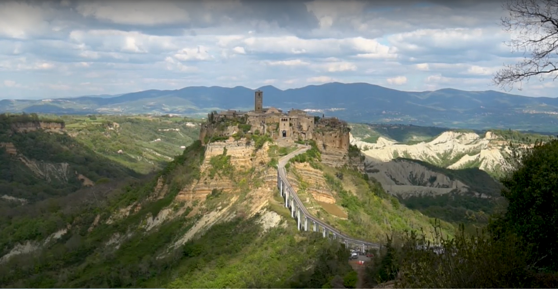 Foto panoramica su Civita di Bagnoregio.