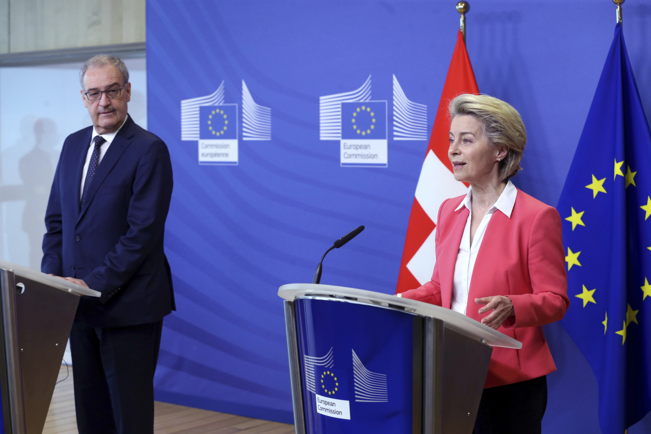 La presidente della Commissione UE Ursula Von der Leyen e il presidente svizzero Guy Parmelin all ultimo vertice a Bruxelles.