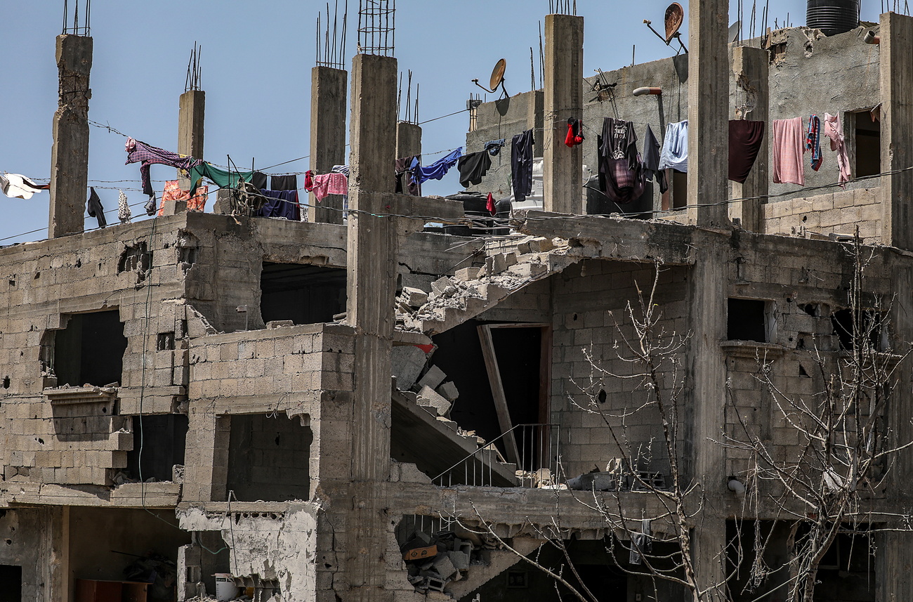 آثار دمار على بناية في غزة تعرضت لقصف إسرائيلي