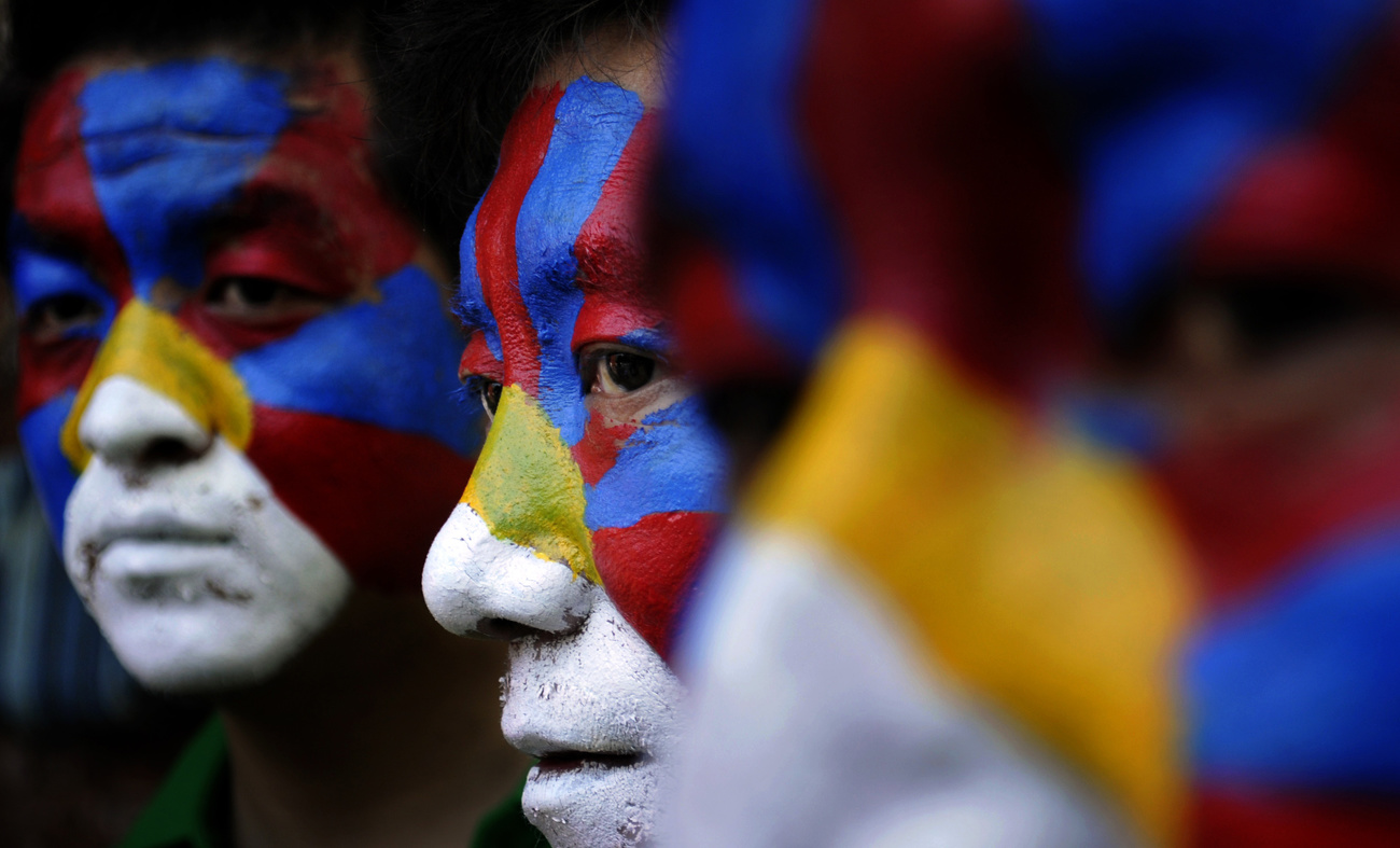 Personnes avec un drapeau tibétain dessiné sur le visage.